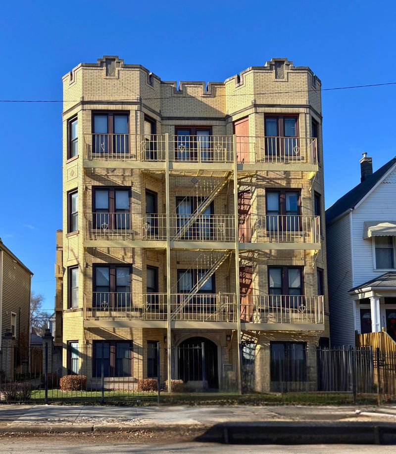 Masonry apartment building in Chicago