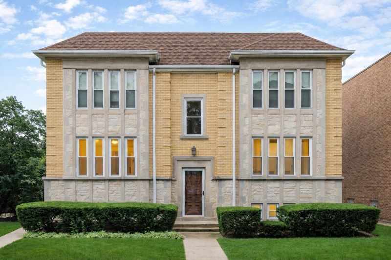 Vintage multi-unit building managed in Chicago