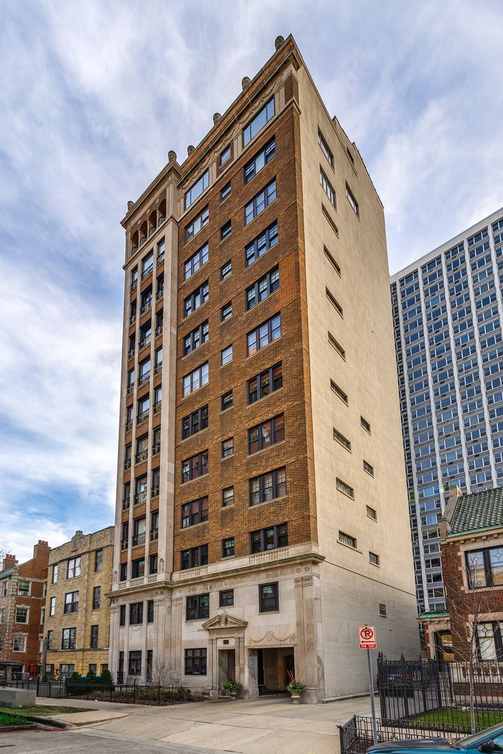 Vintage Lakefront Penthouse, Buena Park, Chicago